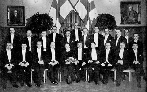 Valokuvat kirjasta Kauppakorkeakoulun promootiot 1928-1955