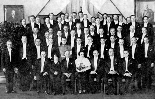 Valokuvat kirjasta Kauppakorkeakoulun promootiot 1928-1955