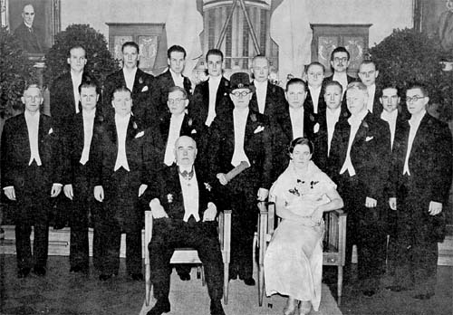 Valokuvat kirjasta Kauppakorkeakoulun promootiot 1928-1955