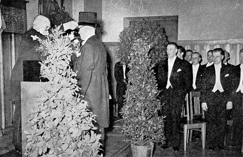 Valokuvat kirjasta Kauppakorkeakoulun promootiot 1928-1955