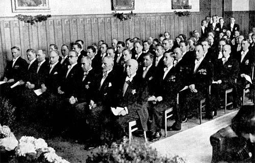  Valokuvat kirjasta Kauppakorkeakoulun promootiot 1928-1955