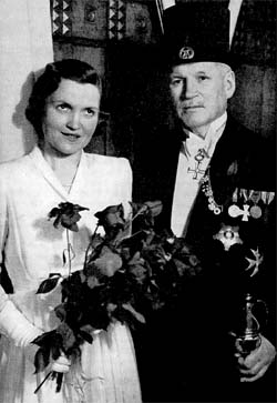 Valokuvat kirjasta Kauppakorkeakoulun promootiot 1928-1955