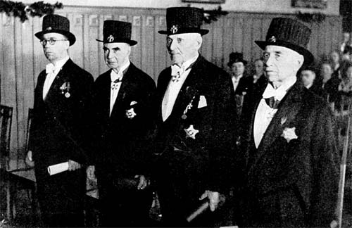  Valokuvat kirjasta Kauppakorkeakoulun promootiot 1928-1955