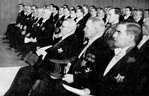 Valokuvat kirjasta Kauppakorkeakoulun promootiot 1928-1955
