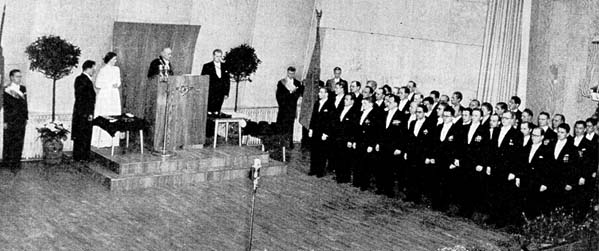  Valokuvat kirjasta Kauppakorkeakoulun promootiot 1928-1955