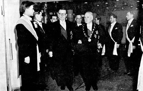 Valokuvat kirjasta Kauppakorkeakoulun promootiot 1928-1955