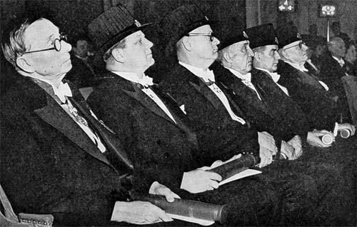  Valokuvat kirjasta Kauppakorkeakoulun promootiot 1928-1955