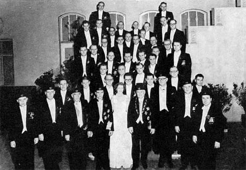  Valokuvat kirjasta Kauppakorkeakoulun promootiot 1928-1955