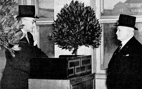 Valokuvat kirjasta Kauppakorkeakoulun promootiot 1928-1955
