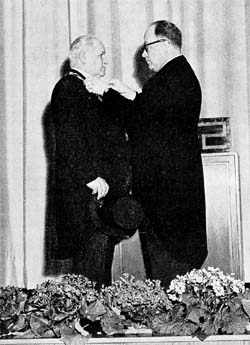  Valokuvat kirjasta Kauppakorkeakoulun promootiot 1928-1955
