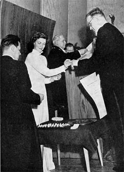  Valokuvat kirjasta Kauppakorkeakoulun promootiot 1928-1955