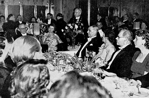 Valokuvat kirjasta Kauppakorkeakoulun promootiot 1928-1955