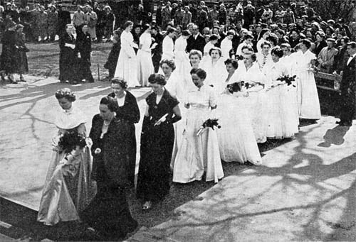 Valokuvat kirjasta Kauppakorkeakoulun promootiot 1928-1955