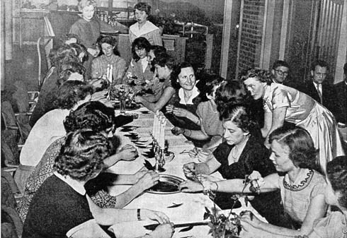 Valokuvat kirjasta Kauppakorkeakoulun promootiot 1928-1955