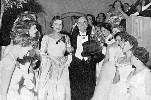 Valokuvat kirjasta Kauppakorkeakoulun promootiot 1928-1955