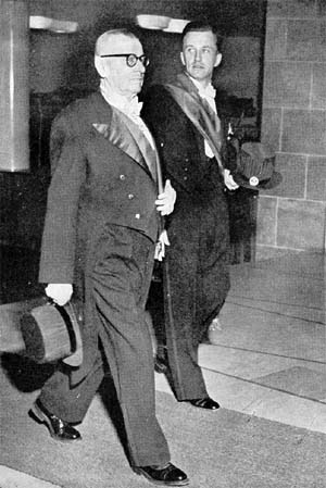 Valokuvat kirjasta Kauppakorkeakoulun promootiot 1928-1955