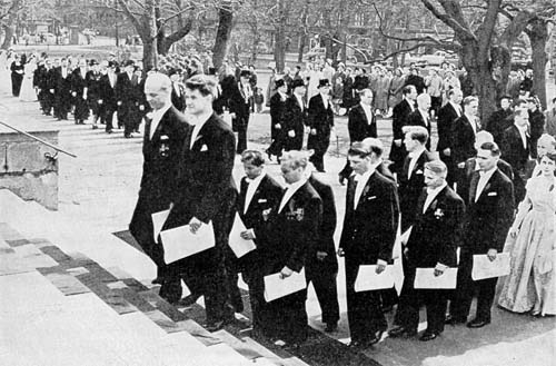 Valokuvat kirjasta Kauppakorkeakoulun promootiot 1928-1955