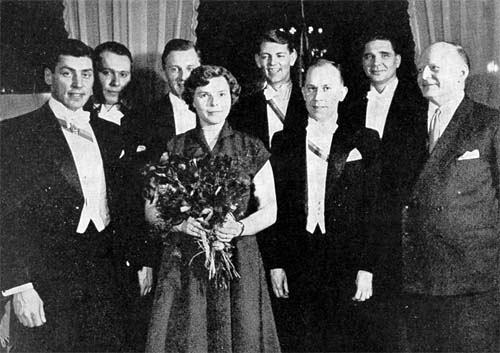 Valokuvat kirjasta Kauppakorkeakoulun promootiot 1928-1955