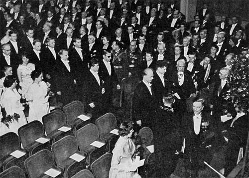Valokuvat kirjasta Kauppakorkeakoulun promootiot 1928-1955