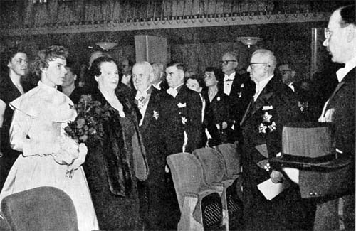 Valokuvat kirjasta Kauppakorkeakoulun promootiot 1928-1955
