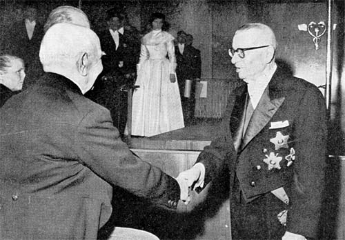 Valokuvat kirjasta Kauppakorkeakoulun promootiot 1928-1955