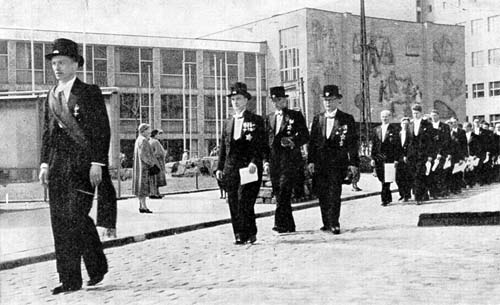 Valokuvat kirjasta Kauppakorkeakoulun promootiot 1928-1955