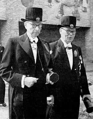 Valokuvat kirjasta Kauppakorkeakoulun promootiot 1928-1955