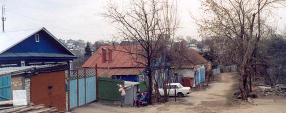 Lapsia omakotitaloalueella.